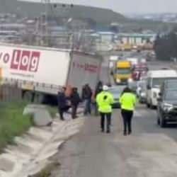 B&uuml;y&uuml;k&ccedil;ekmece'de feci olay: Kendi tırının altında kalarak can verdi