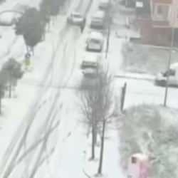 B&uuml;y&uuml;k&ccedil;ekmece'de karlı yolda duramayan ara&ccedil; otomobile &ccedil;arptı