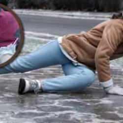 Buzlu yolda kaymamak için ayakkabı üzerine çorap giydirin!