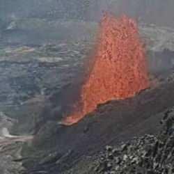 D&uuml;nyanın en aktif yanardağı! Korkutan hareketlilik! Alevler 100 metreye ulaştı...