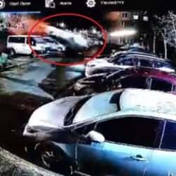 Kocaeli'de bir garip kaza: Park halindeki ara&ccedil;ların &uuml;zerinden u&ccedil;tu!