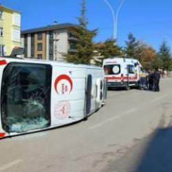 Otomobil ile ambulans &ccedil;arpıştı: Yaralılar var!