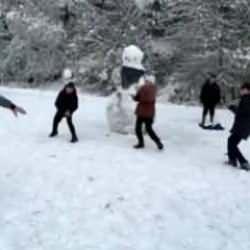 Başkan Ali Tombaş gençlerle kar topu oynadı: Dostluk kazandı