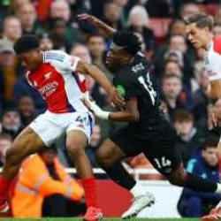 Arsenal evinde fırsat tepti! 