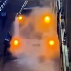 Avcılar'da metrob&uuml;s&uuml;n motorunda korkutan yangın 