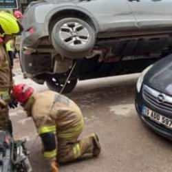 Balıkesir&rsquo;de akılalmaz kaza: Otomobil, park halindeki park &uuml;zerine &ccedil;ıktı