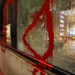 BBC&rsquo;ye kırmızı boyalı protesto! &lsquo;Siz de soykırımın su&ccedil; ortağısınız&rsquo;