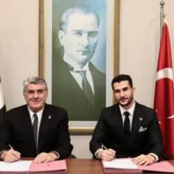 Beşiktaş iç transferde iki oyuncusuyla sözleşme yeniledi