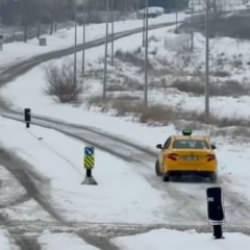 B&uuml;y&uuml;k&ccedil;ekmece'de buzlanan yolda s&uuml;r&uuml;c&uuml;ler zor anlar yaşadı