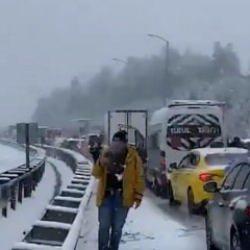 İstanbul'da Şile otoyolu bir tırın kayması sonucu kapandı