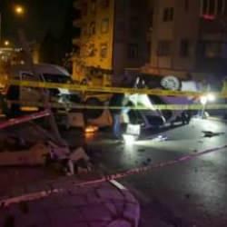 İzmir'de feci kaza: 2 &ouml;l&uuml;, 2 yaralı!