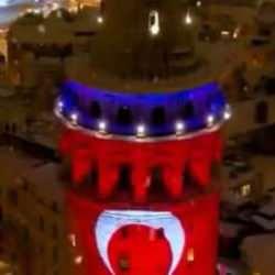 Kar manzarası eşliğinde Galata Kulesi'ne Türk Bayrağı yansıtıldı