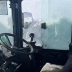 Karla m&uuml;cadele eden iş makinesinin &uuml;zerine &ccedil;ığ d&uuml;şt&uuml;