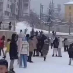 Karlı havada yürek ısıtan görüntüler: "Çıkartayım mı sizi kar topu oynamaya?"