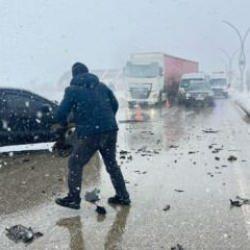 Karlı yolda aynı y&ouml;ne giden otomobiller &ccedil;arpıştı: 2 yaralı