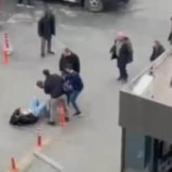 K&uuml;&ccedil;&uuml;k&ccedil;ekmece'de minib&uuml;s şof&ouml;r&uuml;n&uuml;n yolcusunu darp ettiği anlar kamerada