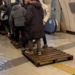 Metrob&uuml;s alt ge&ccedil;idi su bastı: Vatandaş suların i&ccedil;inde kaldı