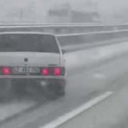 Sabiha Gökçen Havalimanı yolunda korkutan kaza! Tofaş, demir bariyerlere çarptı