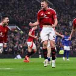 10 kişilik Manchester United, geriden gelip kazandı