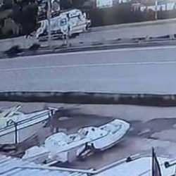 K&ouml;pekten ka&ccedil;arken &ccedil;&ouml;p kamyonu &ccedil;arptı