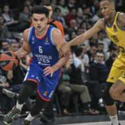 Anadolu Efes'ten EuroLeague'de farklı galibiyet!