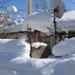 Bir il adeta buz kesti! Tek katlı evler kara g&ouml;m&uuml;ld&uuml;, buz sarkıtları insan boyunu ge&ccedil;ti