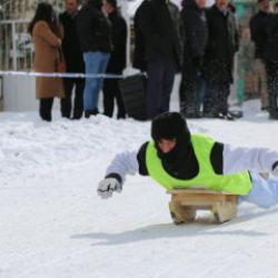Buz gibi havada nostalji yaşadılar: Kızağını alan koştu