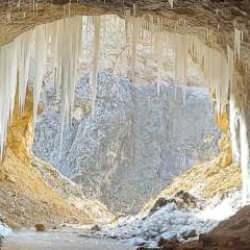 Erzincan'da yapımı 132 yıl s&uuml;ren "Taş Yolu" buz tuttu! 