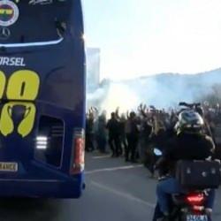 Fenerbah&ccedil;e derbiye meşalelerle uğurlandı!
