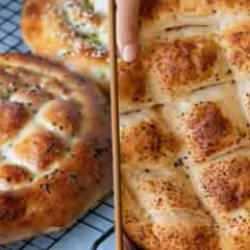 Fırında kuyruk beklemeye son: Yumurtasız Ramazan pidesi tarifi
