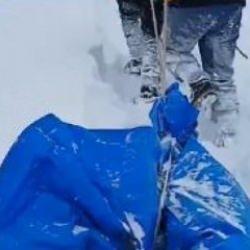 Kar nedeniyle cenazeyi brandaya sarıp iple &ccedil;ekerek k&ouml;ye taşıdılar