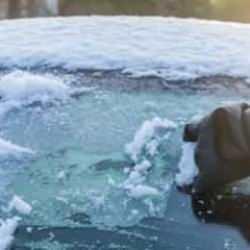 Kışın araç camındaki buzlanmayı bir malzeme ile kolayca önleyin