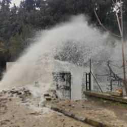 Kuşadası&rsquo;nda isale hattı patladı, mezarlığı su bastı