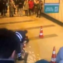 Metrob&uuml;s alt ge&ccedil;idinde skandal g&ouml;r&uuml;nt&uuml;ler! Vatandaşlara zor anlar yaşattılar