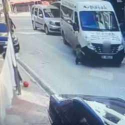 Minib&uuml;s&uuml;n &uuml;st&uuml;nden ge&ccedil;tiği 5 yaşındaki &ccedil;ocuk hayatını kaybetti: o anlar kamerada