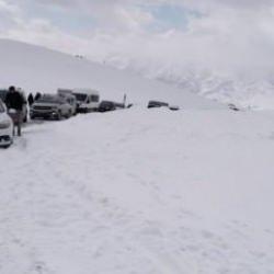 Tipi nedeniyle ara&ccedil;larında mahsur kalan vatandaşlar kurtarıldı