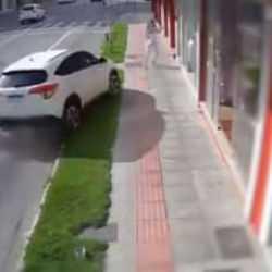 &Ouml;l&uuml;m gen&ccedil; kadını b&ouml;yle teğet ge&ccedil;ti! İnanılmaz anlar...