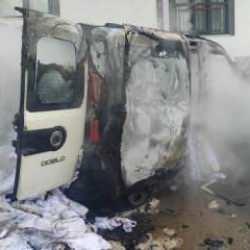 Park halindeki araç yandı