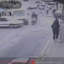 Polisten ka&ccedil;an s&uuml;r&uuml;c&uuml; ortalığı savaş alanına &ccedil;evirdi: 3 yaralı