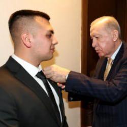 Başkan Erdoğan, Recep Tayyip Erdoğan'a parti rozetini taktı!