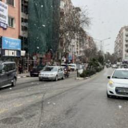 Şehre yıllar sonra ilk kez kar yağdı! Sevin&ccedil;leri kısa s&uuml;rd&uuml;