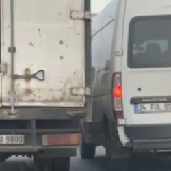 Sultangazi'de s&uuml;r&uuml;c&uuml;lerin yol verme tartışması cep telefonu kamerasında