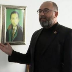 Üniformasını çıkardılar cübbesini giydi!