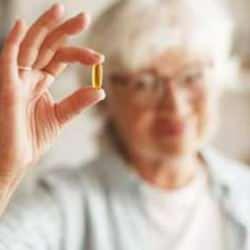 Aman kaş yaparken göz çıkarmayın! Fayda beklediğiniz vitaminler ciddi zarara dönüşebilir