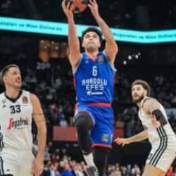 Anadolu Efes'ten EuroLeague'de farklı galibiyet!