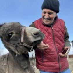 Arkadaşı eşek ile 21 yılı devirdi! Turan emminin vicdanlı davranışına destek yağdı!