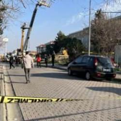 Bah&ccedil;elievler'de iş kazası! 4 iş&ccedil;i vin&ccedil; sepetinden d&uuml;şt&uuml;