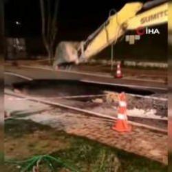 Bakırk&ouml;y'de yol &ccedil;&ouml;kt&uuml;, trafik durdu! Vatandaşlar isyan etti: Belediye &ccedil;alışmıyor