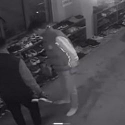 Camide çirkin hadise: Karpuz seçer gibi ayakkabı seçtiler 