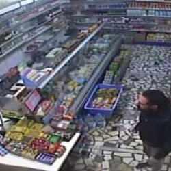 Cezaevi firarisi, veresiye alkol vermeyen market sahibine bı&ccedil;ak &ccedil;ekip mermer fırlattı